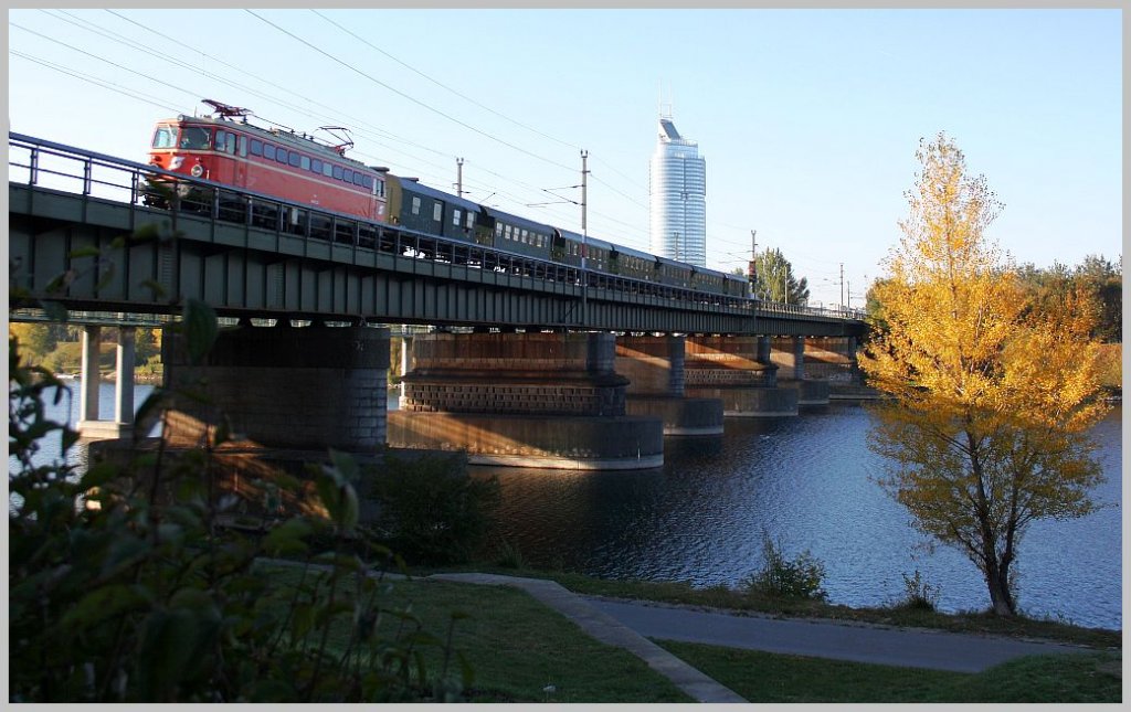 Am 15. Oktober 2011 war wieder die schne 1042 23 vor dem Erlebnis Zug Leiser Berge im Einsatz, hier bei der berquerung der Neuen Donau/Wien.