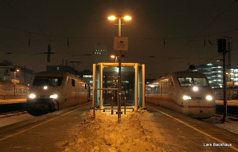 Am 15.01.10 konnte ich in Hamburg-Altona ein kleines  Geschwistertreffen  festhalten. Links steht der ICE 905 nach Berlin-Sdkreuz und rechts der ICE 588 aus Mnchen Hbf.