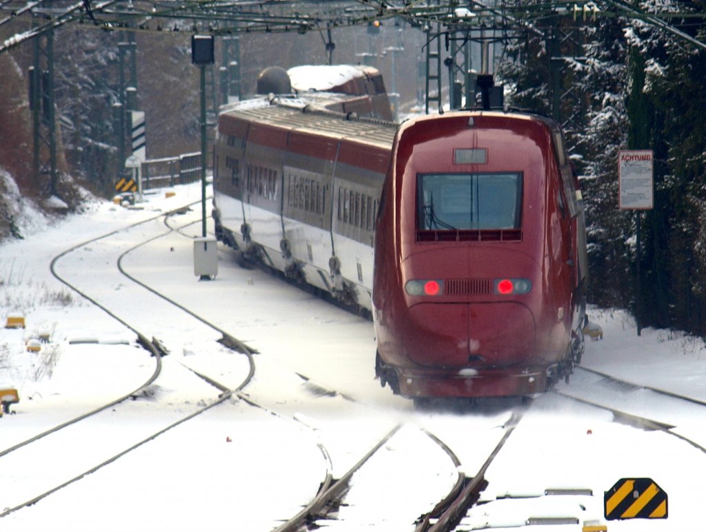 Am 15.02.2010 verlt ein Thalys den Aachener Hbf und schlngelt sich ber die Gleise auf die Sdrampe nach Belgien. Auf dem Schild rechts neben dem Zug werden die TF dreisprachig dazu aufgefordert, unntige Lrmbelstigung der Anwohner zu vermeiden und Lfter, Kompressoren usw auszuschalten.
