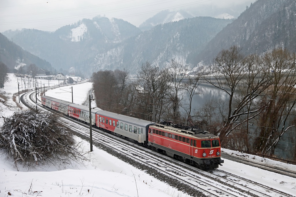 Am 15.02.2013 ist die 1142 682 mit der S-Bahn 4054 (Graz - Bruck/Mur) kurz vor dem Endbahnhof zu sehen.