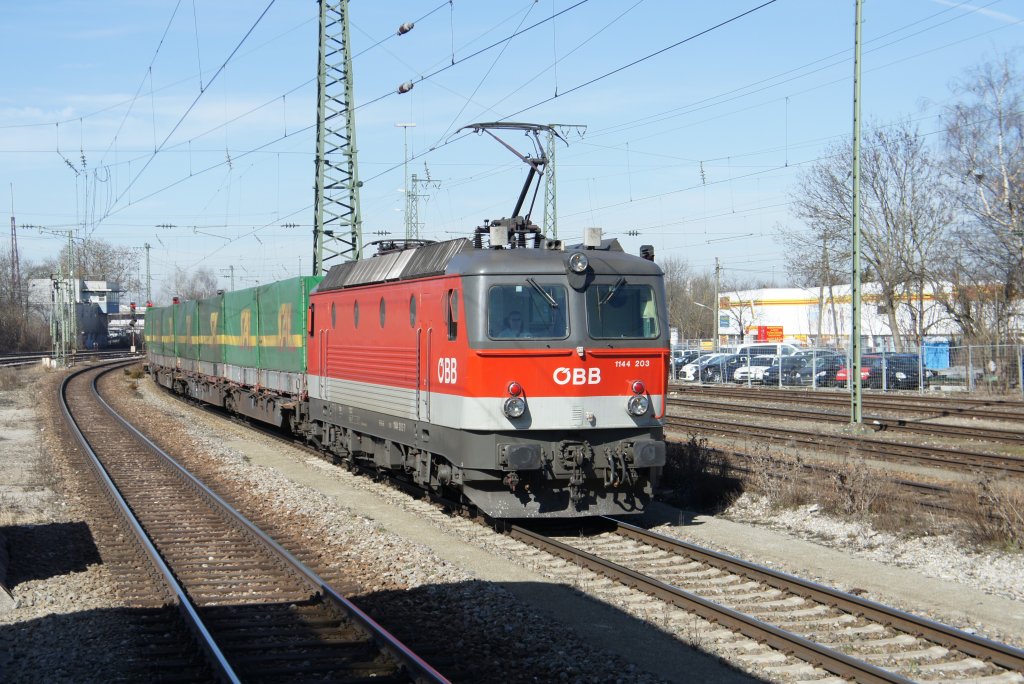 Am 15.03.11 durchfhrt 1144 203 den Bahnhof Mnchen-Trudering.
