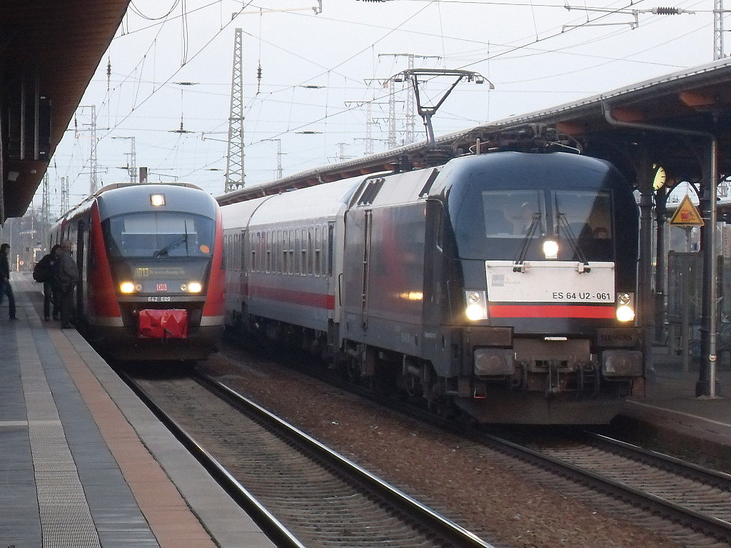 Am 15.03.2012 fuhr ES64 U2-061 /182 561) mit dem Wawel EC 248 in Stendal ein so das er 18:03Uhr die Fahrt nach Hamburg Altona fortsetzen kann.