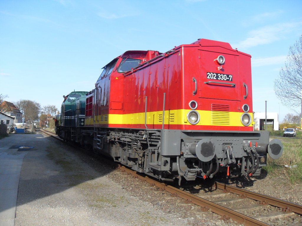 Am 15.04.2012 fuhren die 203 318 (DR 110 318;Umbau in 112 318;DB 202 318)e.g.o.o. Eisenbahngesellschaft Ostfriesland-Oldenburg mbH mit der 202 330 (DR 110 330;Umbau in 112 330;DB 202 330)Eisenbahnbetriebsgesellschaft Mittelrhein - EBM Cargo GmbH in das RAW Stendal. 