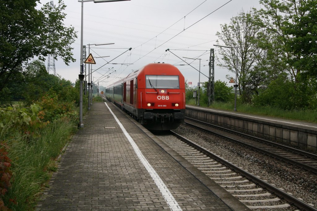 Am 15.05.11 war 2016 063-7 mit einem RE aus Linz nach Mnchen unterwegs. Sie wurde im Bahnhof Grub abgelichtet.