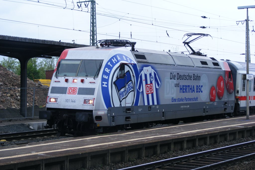 Am 15.05.2009 fhrt die Hertha-Lok 101 144-4 mit IC 2373 nach Karlsruhe Hbf  
aus dem Bahnhof Gieen/Lahn raus.