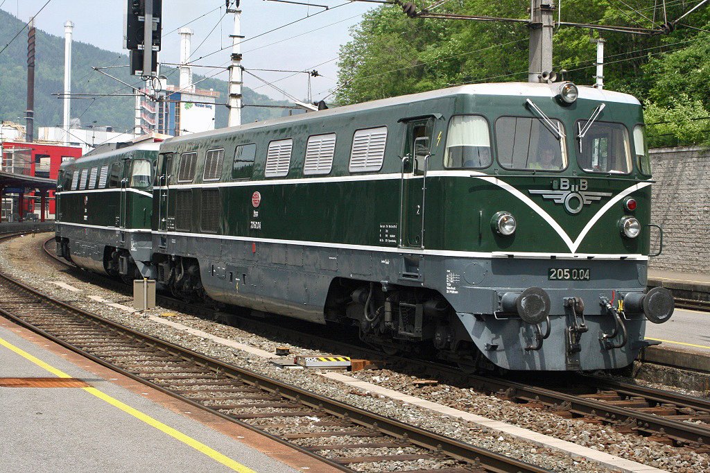 Am 15.05.2009 fahren die 2050.04 und die 2050.02 als Lokzug durch den Bahnhof Bruck/Mur. Grund dieser Fahrt war die Zufhrung beider Loks fr einen Sonderzug.