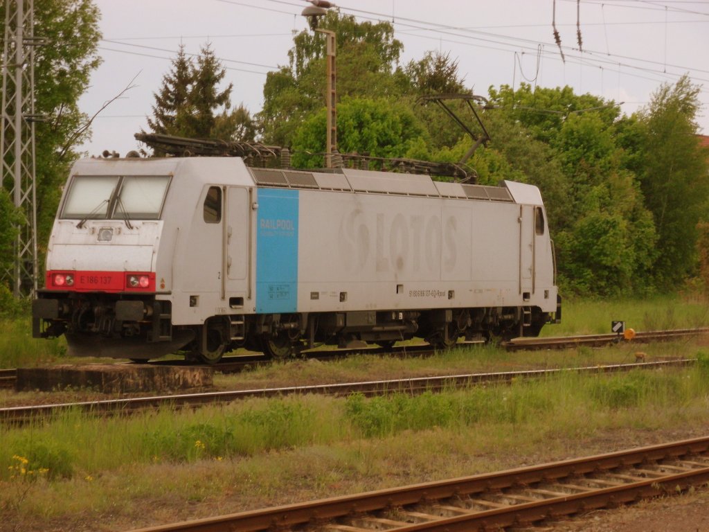 Am 15.05.2013 kam 186 137 Lz aus Richtung Magdeburg und stellte sich in Stendal ab.
