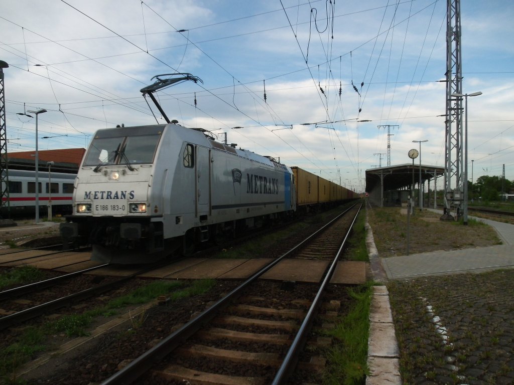 Am 15.05.2013 kam 186 183 mit einem Containerzug durch Stendal und weiter nach Wittenberge.