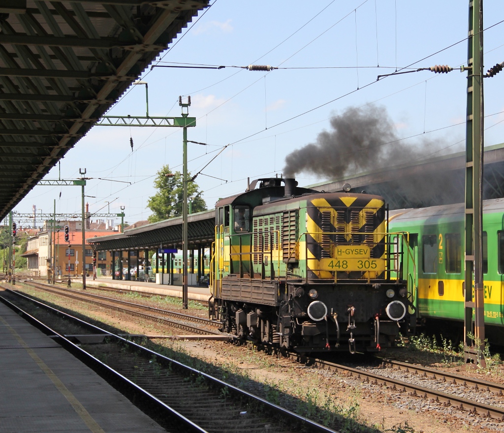 Am 15.05.2013 war die 448 305 fleiig im und um den Bahnhof Sopron im Rangier- und Verschubdienst ttig.