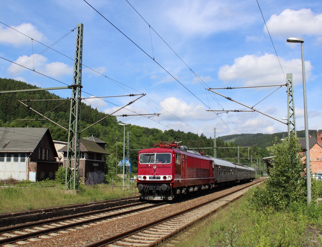 Am 15.06.13 war die LEG 250 137 unterwegs nach Sonneberg zum Tag der offenen Tr, hier in Probstzella.