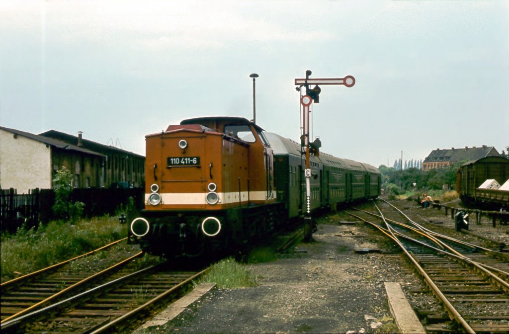 Am 15.06.1981 fotografierte mein krzlich verstorbener Freund und IG Unstrutbahn e.V. Kollege Klaus Pollmcher die DR 110 411-6 mit einer Doppelstockeinheit in Halberstadt.