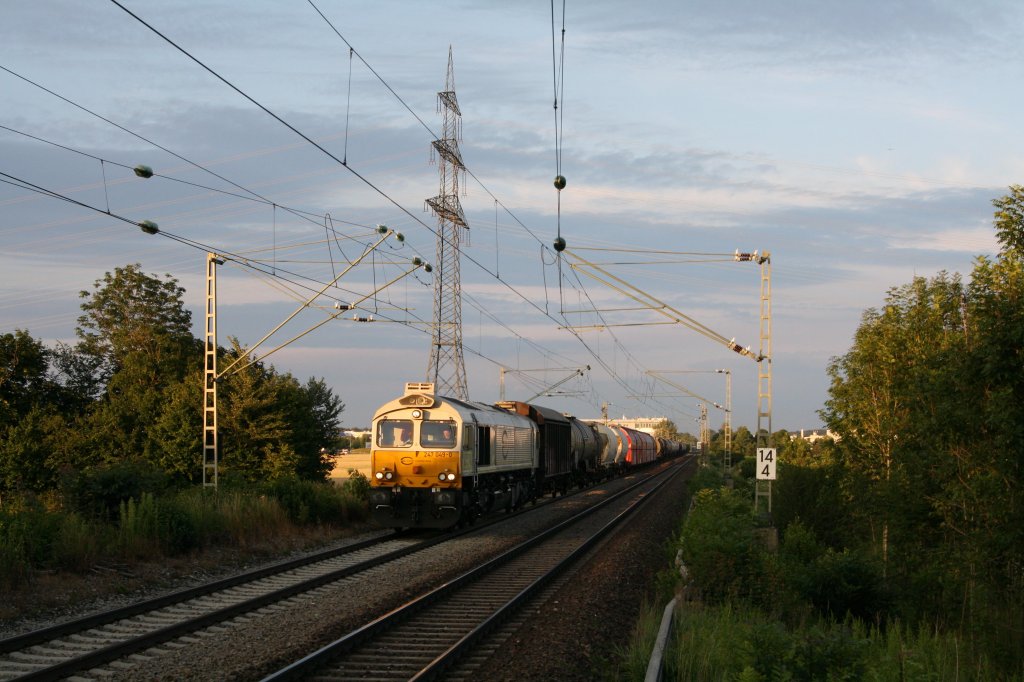 Am 15.07.11 passiert 247 049-0 mit einem gemischten Gterzug Richtung Mnchen den Bahnhof Grub.