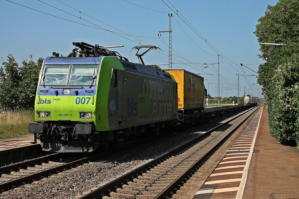 Am 15.07.2013 durchfuhr BLS Re 485 007-9 mit einer RoLa von Freiburg Gbf nach Novara (I) den Bahnhof von Auggen gen Sden.