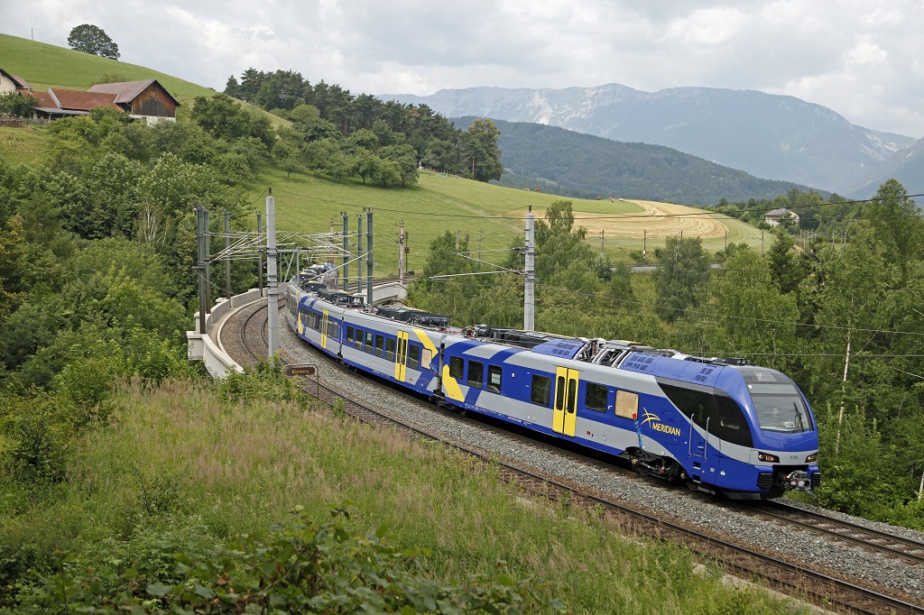 Am 15.07.2013 wurden auf der Semmeringstrecke Mefahrten mit einem E-Triebwagen Flirt 3 durchgefhrt. Mein Bild zeigt genannten Zug auf dem 93 Meter langen Abfaltersbachgraben-Viadukt nahe Eichberg.