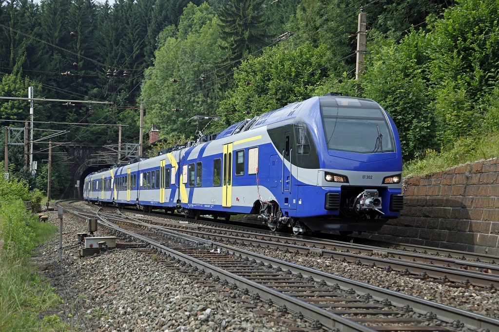 Am 15.07.2013 wurden Mefahrten mit einem E-Triebwagen Flirt 3 auf der Semmeringstrecke durchgefhrt. Mein Bild zeigt genannten Zug bei der Einfahrt in den Bahnhof Klamm-Schottwien.