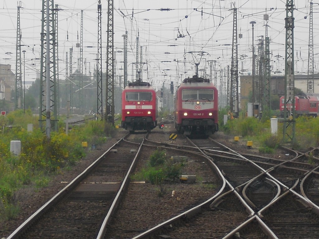 Am 15.08.10 konnte man in Leipzig Hbf vom Bahnsteig aus die 120 127-6 links und 120 148-2 rechts sehen.