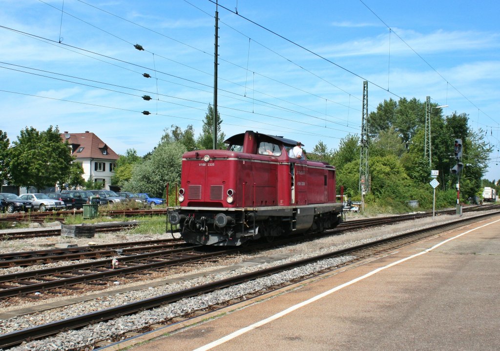 Am 15.08.12 war V100 2335 der NeSa zu Gast in Mllheim (Baden). Hier ist die Lok beim Rangieren zu sehen. Sie brachte einen Bauzug nach Mllheim.