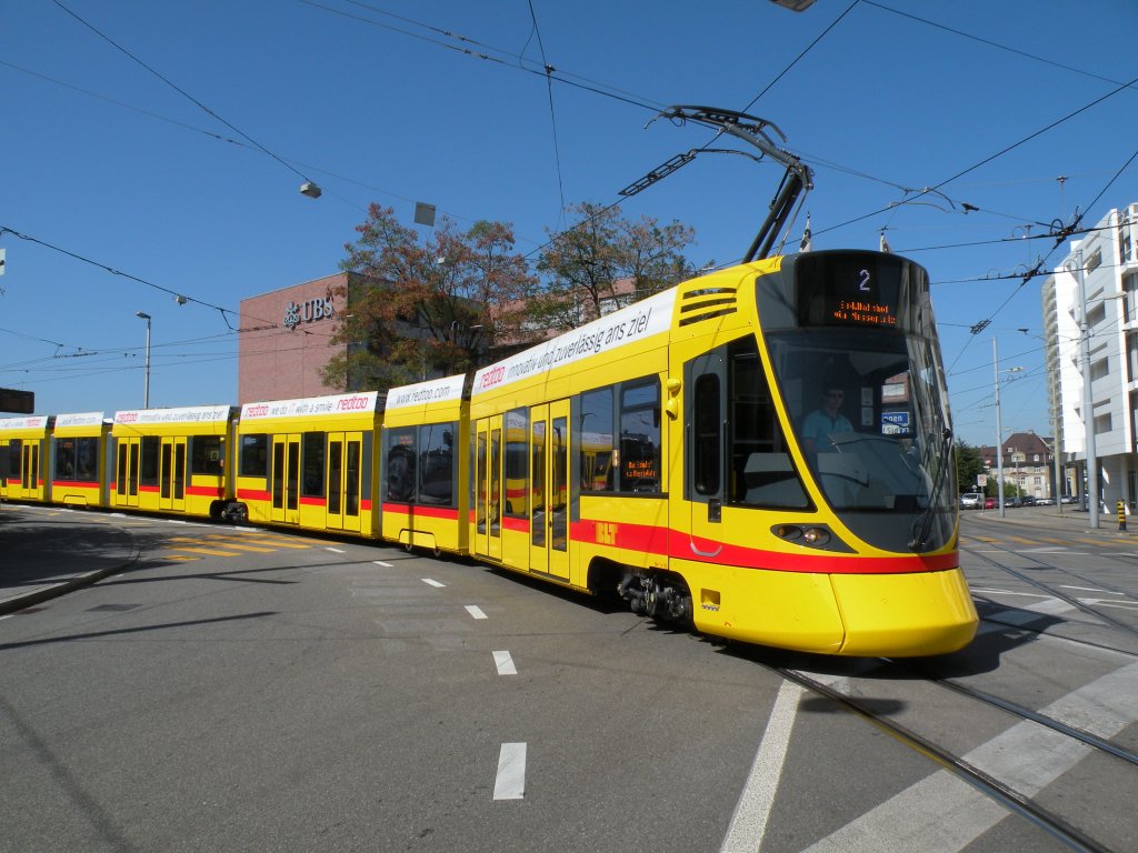 am 15.08.2009 fhrt der Tango 153 auf der Linie 2. Hier fhrt er von der Markthalle Richtung Bahnhof SBB.