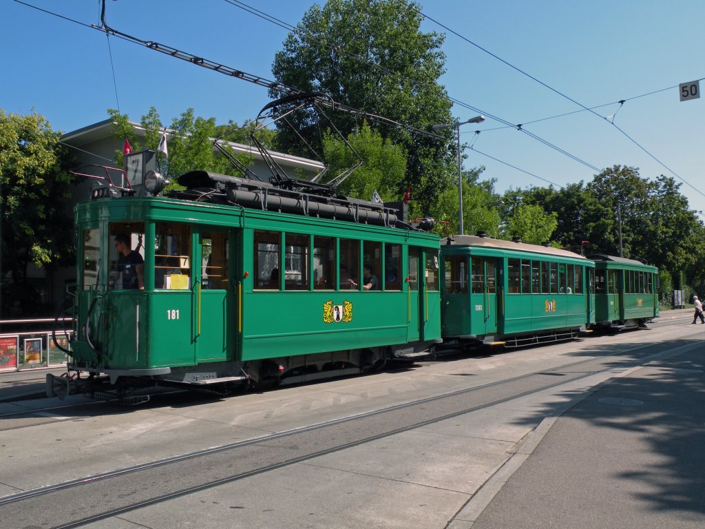 Am 15.08.2009 feierte man 75 Jahre Tram nach Binningen. Der Oldtimerzug 181 mit den Anhngern 1303 und 1193 halten an der Haltestelle Zoo Dorenbach. 