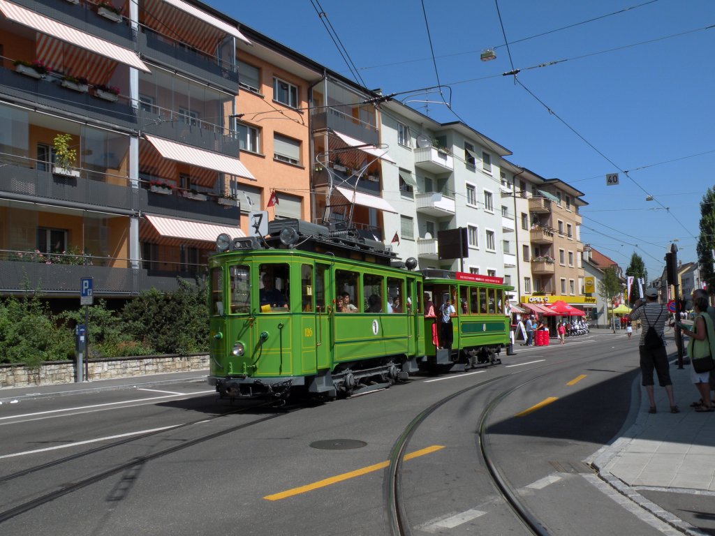 Am 15.08.2009 feierte man 75 Jahre Tram nach Binningen. Der Oldtimerzug 126 mit dem Anhnger 309 fhrt in die Schlaufe Binningen Kronenplatz ein.