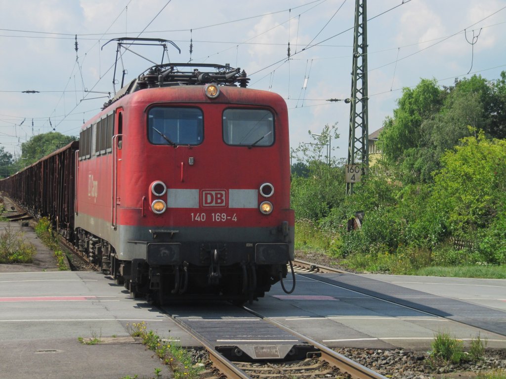 Am 15.08.2011 durchfhrt die 140 169-4 mit einem Gterzug den Bahnhof Lippstadt in Richtung Paderborn.