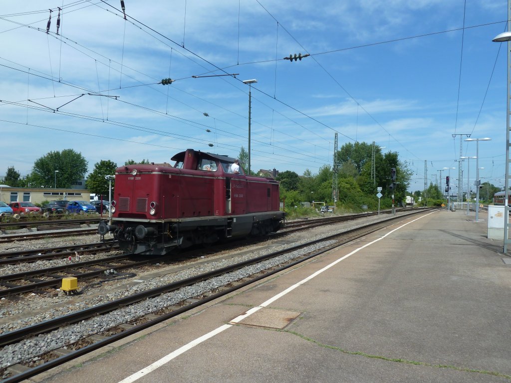 Am 15.08.2012 kam NeSA V100 2335 mit einer Schleifmaschiene Namens  Lotte  nach Mllheim (Baden). Hier ist sie bei Umsetzen im Bahnhof. 