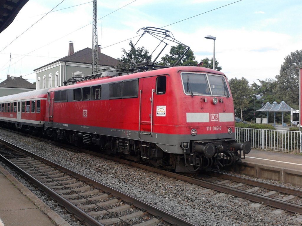 Am 15.08.2012 machte 111 062-6  Neuenburg am Rhein  mit ihrer RB einen kleinen Zwischenstop in Mllheim (Baden).