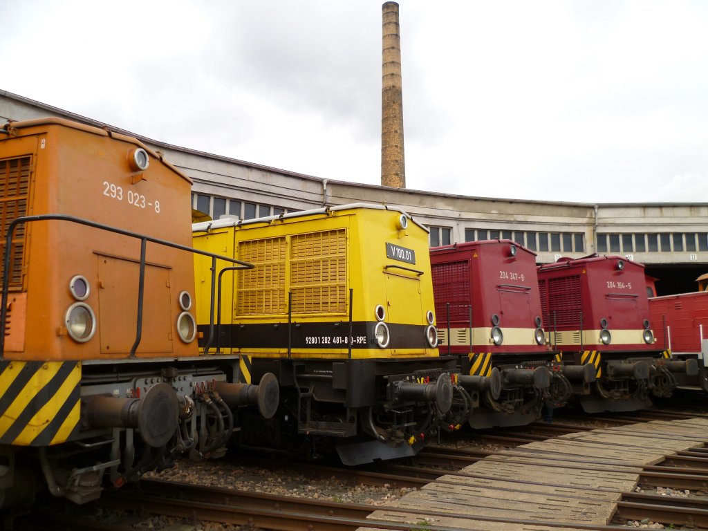 Am 15.09.12 war bei der IG Traditionslok 58 3047 e.V. Glauchau ein Bw Fest. Hier die 293 023-8, V100.01 (202 481-8), 204 347-9 und 204 354-5.