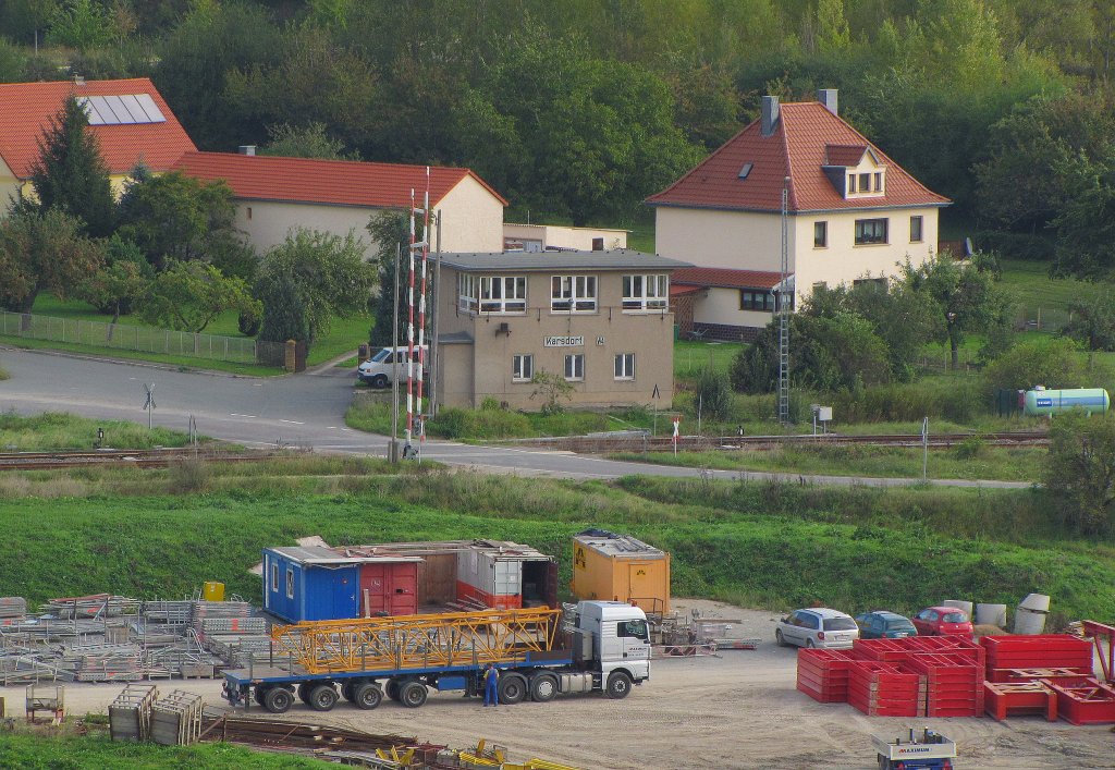 Am 15.09.2011 war ich im Rahmen einer Brckenwanderung auf der Unstruttalbrcke der zuknftigen Neubaustrecke Erfurt - Leipzig/Halle und konnte das Stellwerk W4 in Karsdorf aus dieser Perspektive fotografieren.