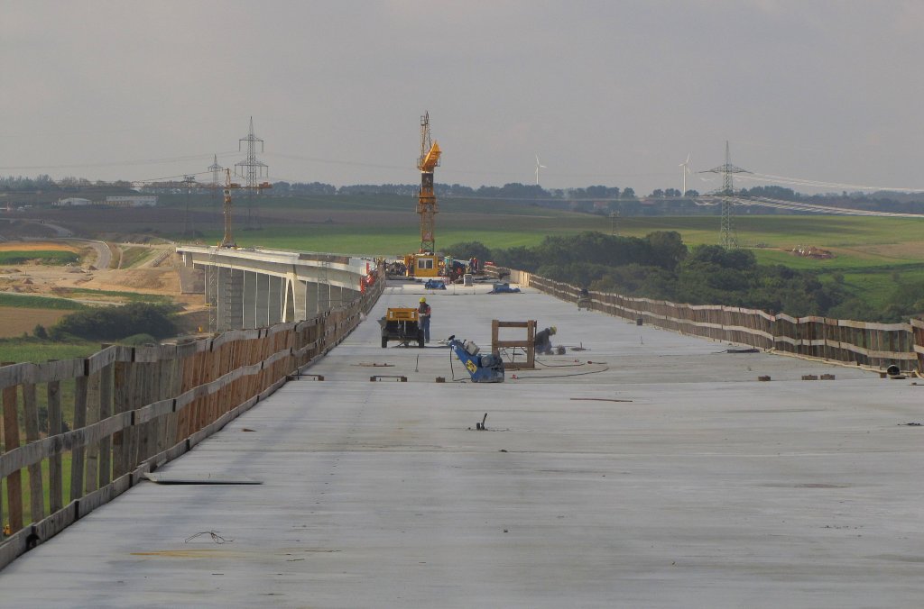 Am 15.09.2011 war ich im Rahmen einer Brckenwanderung auf der Unstruttalbrcke der zuknftigen Neubaustrecke Erfurt - Leipzig/Halle. Das Bild zeigt das sptere Gleisbett mit Blick in Richtung Bibratunnel bei Karsdorf.