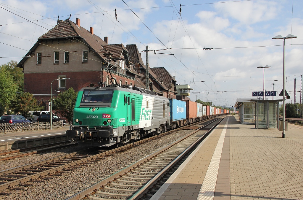 Am 15.09.2011 zog 437029 mal nicht die  blaue Wand  sondern einen  normalen  Containerzug in Richtung Sden. Aufgenommen in Eichenberg.