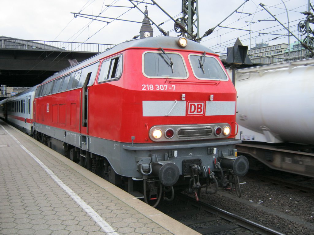 Am 15.10.2010 ist 218 307-7 mit ihrem IC aus Puttgarden im Hamburger HBF angekommen.