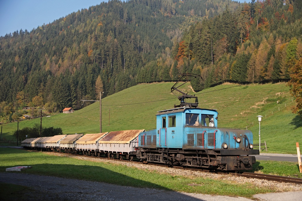 AM 15.10.2010 die E4 hat mit ihrem Gterzug soeben das Ortsgebiet von St.Jakob erreicht.