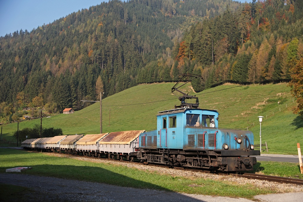 AM 15.10.2010 die E4 hat mit ihrem Gterzug soeben das Ortsgebiet von St.Jakob erreicht.