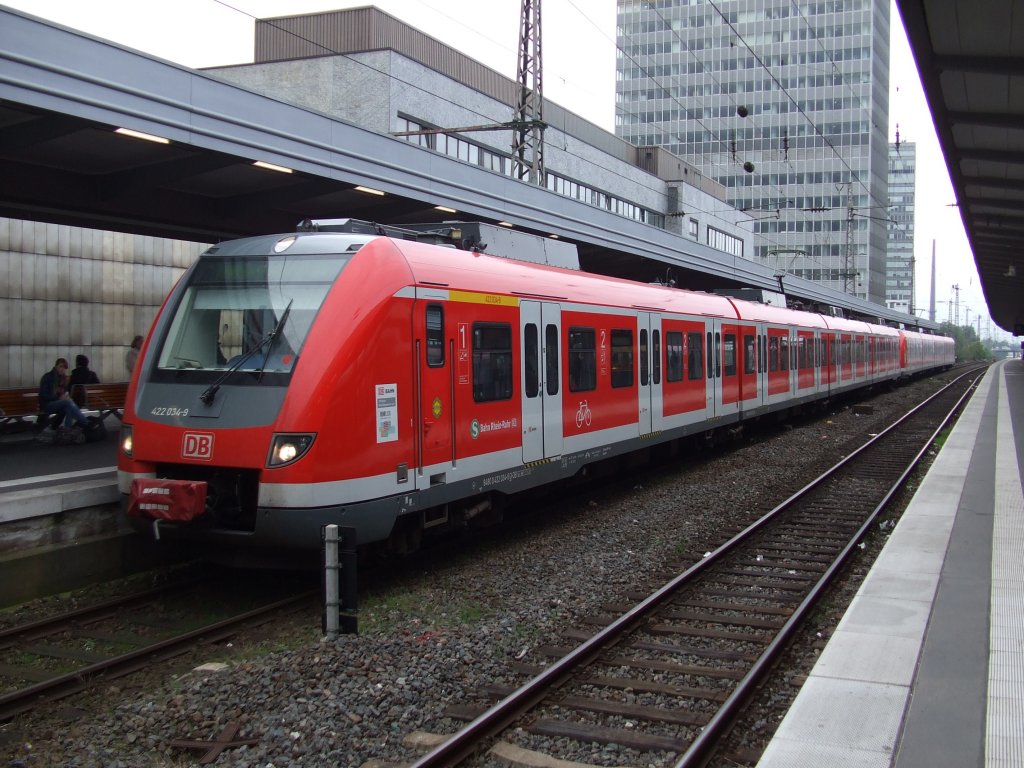 Am 15.10.2010 steht 422 034-9 im Hauptbahnhof von Essen. Die neuen S-Bahn-Triebwagen der Baureihe 422 sind im Rein-Rhur-Gebiet im Einsatz und haben dort die mit Lokomotiven bespannten Zge sowie die alten S-Bahn-Triebwagen der Baureihe 420 zum grten Teil abgelst.