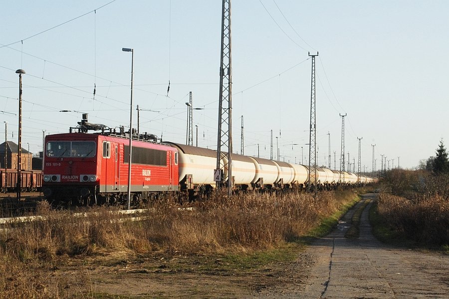 Am 15.11.09 steht 155 101 mit Kesselwagen in Angermnde.