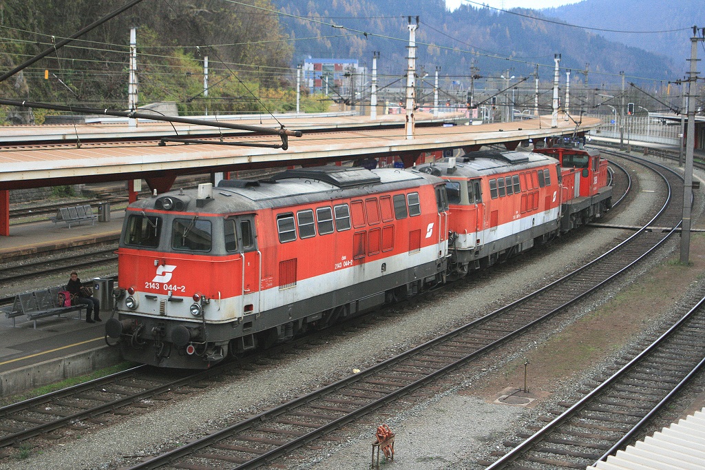 Am 15.11.2008 zog die 1063 017 die 2143 044 und 2143 067 als Lokzug durch den Bahnhof von Bruck/Mur.
