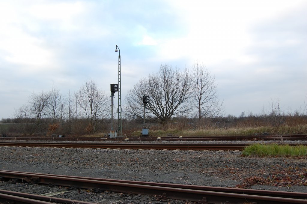 Am 15.12.2007 zeigen diese beiden Gleissperrsignale, das die Geleise nicht freigegeben sind. Es ist die Ansicht der westlichen Bahnhofsausfahrt  von Mnchengladbach-Rheindahlen.