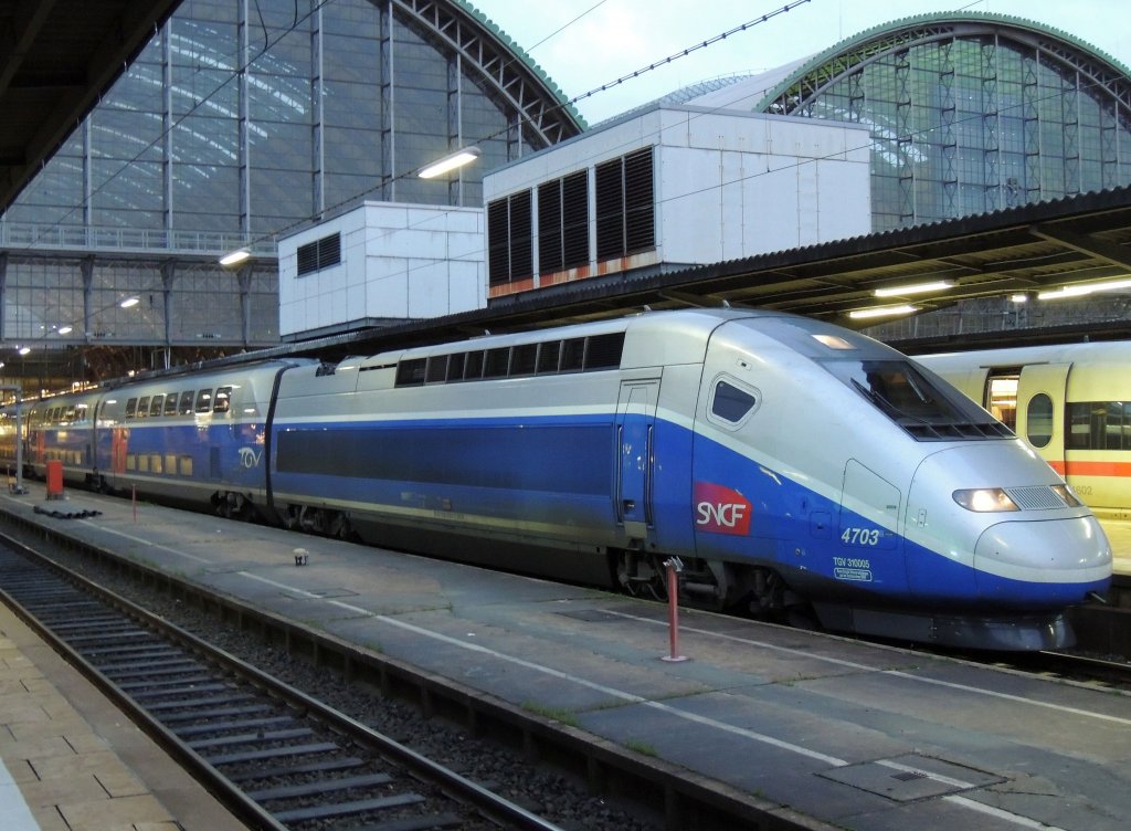 Am 15.12.2012 wartet der TGV 31005 in Frankfurt auf seine Abfahrt Richtung Paris.