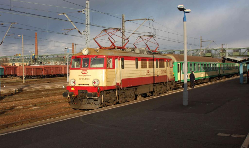 Am 15.2.2008 steht im letzten Tageslicht die PKP EP 07-1023 vor einem 
Schnellzug im Bahnhof Rzeszow in Richtung Krakau.
