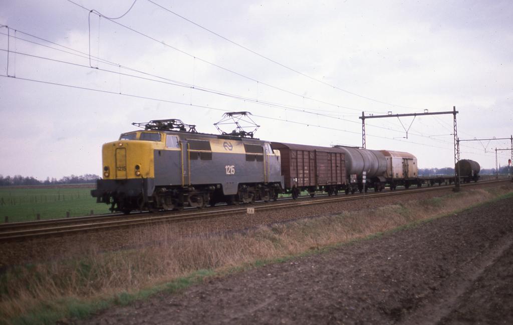 Am 15.3.1989 ist die Elektrolok der NS 1215 bei Borne mit einem kurzen
Gterzug in Richtung Almelo um 15.49 Uhr unterwegs.