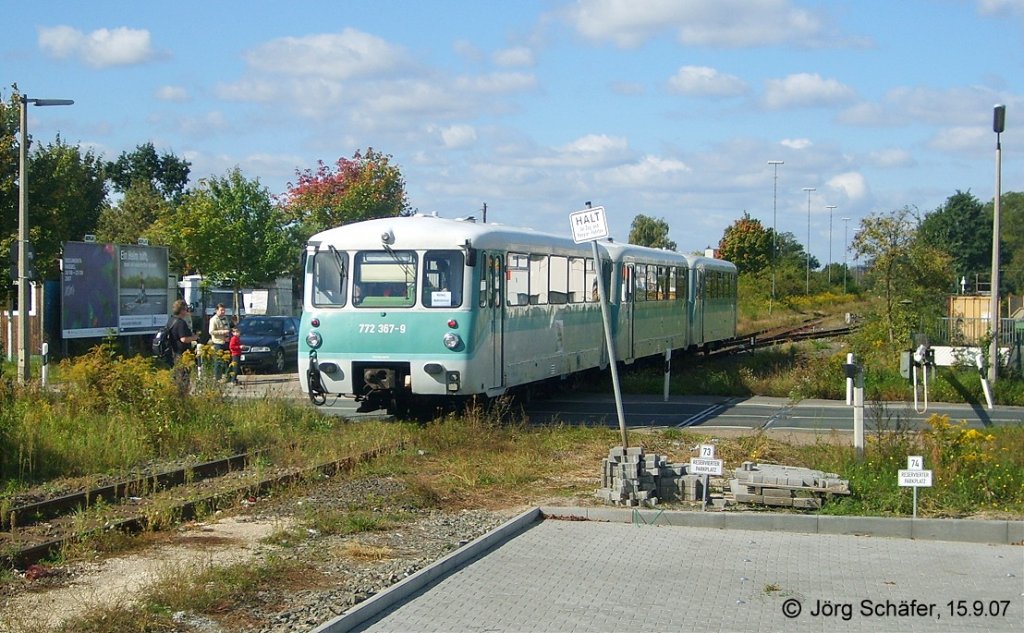 Am 15.9. und 16.9.07 fanden Sonderfahrten mit einem DR-Schienenbus auf dem Nrnberger Nordring statt, der ansonsten nur noch berfhrungsfahrten der Grfenbergbahn dient. 772 367 wurde am 15.9. an der handbedienten Schranke des Bahnbergangs Rollnerstr.fotografiert. Der Blick geht nach Westen, und weit im Hintergrund liegt der Standpunkt von Bild 488811.