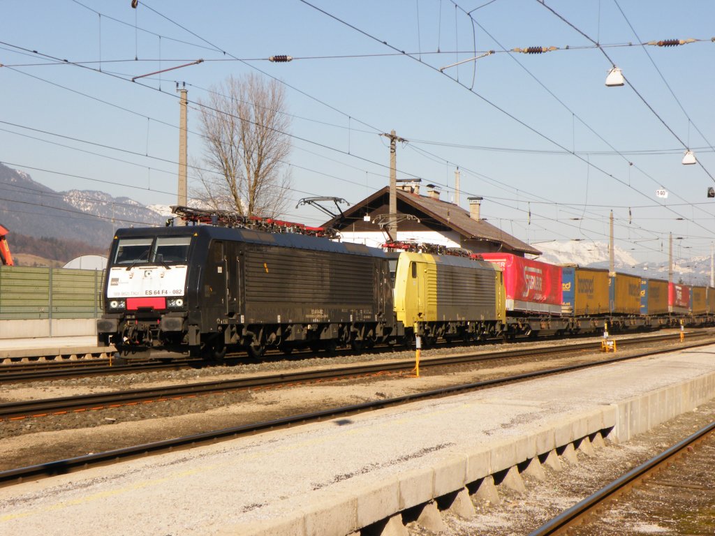 Am 15.Mrz 2012 durchquerte ES 64 F4-082 mit einer Schwesterlok den Bahnhof Brixlegg Richtung Brenner.
