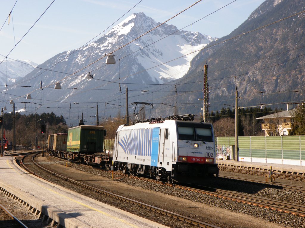Am 15.Mrz 2012 zog 186-102 einen Gterzug durch Brixlegg Richtung Wrgl.