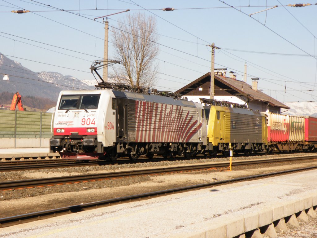 Am 15.Mrz 2012 zog die Lokomotion 189-904 mit einer Schwesterlok einen Gterzug durch Brixlegg Richtung Brenner.