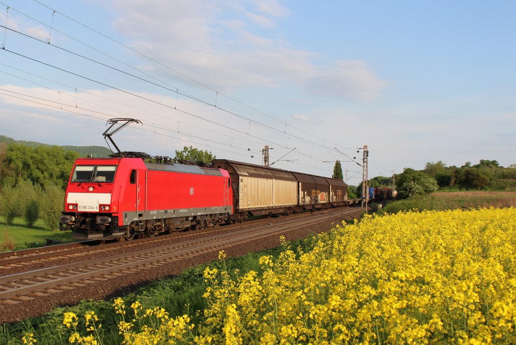 Am 15.Mai 2013 war DBSR E186 334 bei Banteln (KBS 350) mit einem gemischten Gterzug auf dem Weg nach Seelze Rbf.
