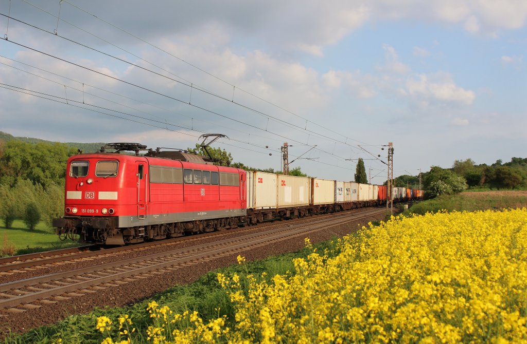 Am 15.Mai 2013 war DBSR 151 099 mit Containern bei Banteln (KBS 350) auf dem Weg Richtung Norden.