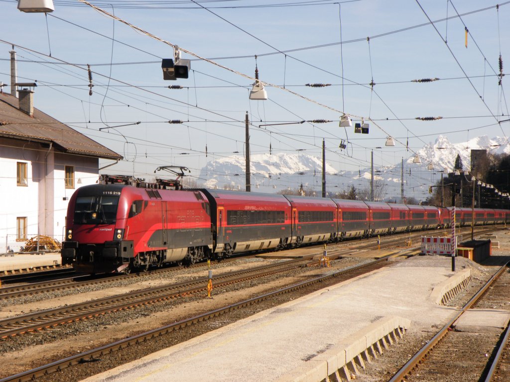 Am 15.Mrz 2012 durchquerte 1116-219 mit dem RJ von Wien Westbahnhof nach Landeck Zams den Bahnhof Brixlegg.