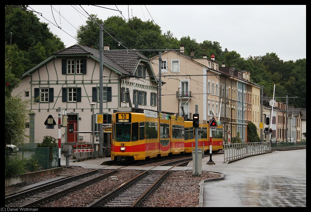 Am 16. August 2010 beschleunigt der Be 4/8 244 mit dem Be 4/6 262 aus der Haltestelle Mnchenstein Dorf.