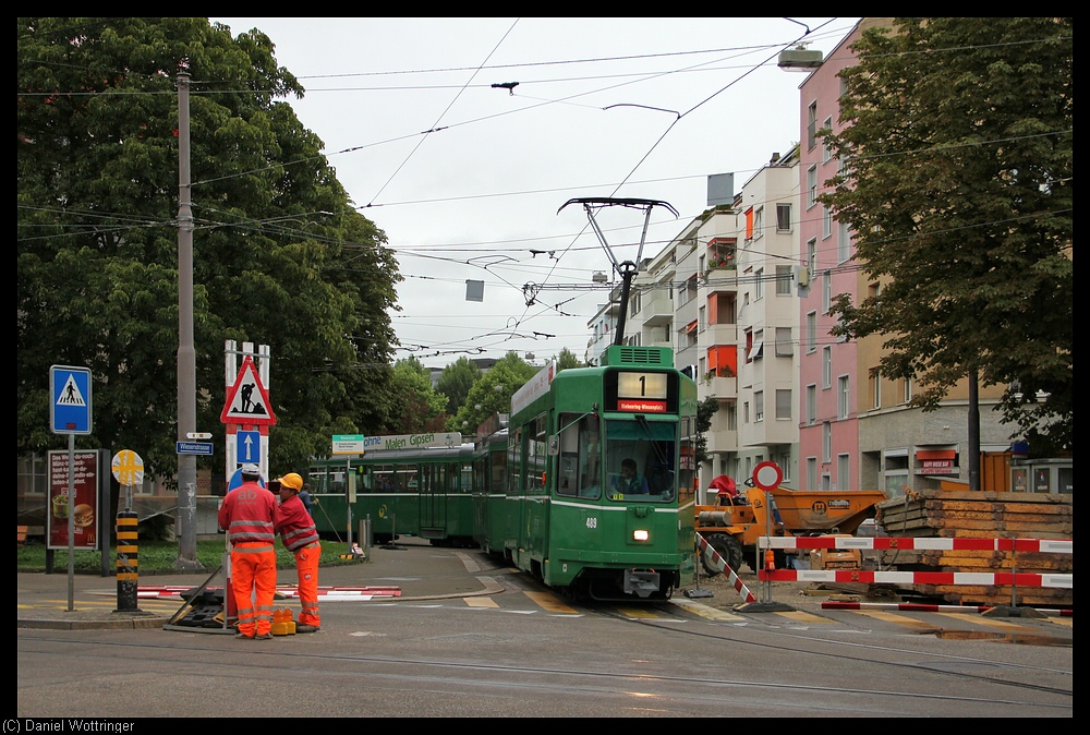 Am 16. August 2010 steht ein Dreiwagenzug in der Schleife des Dopot Wiesenplatz abfahrbereit in Richtung Stadt.